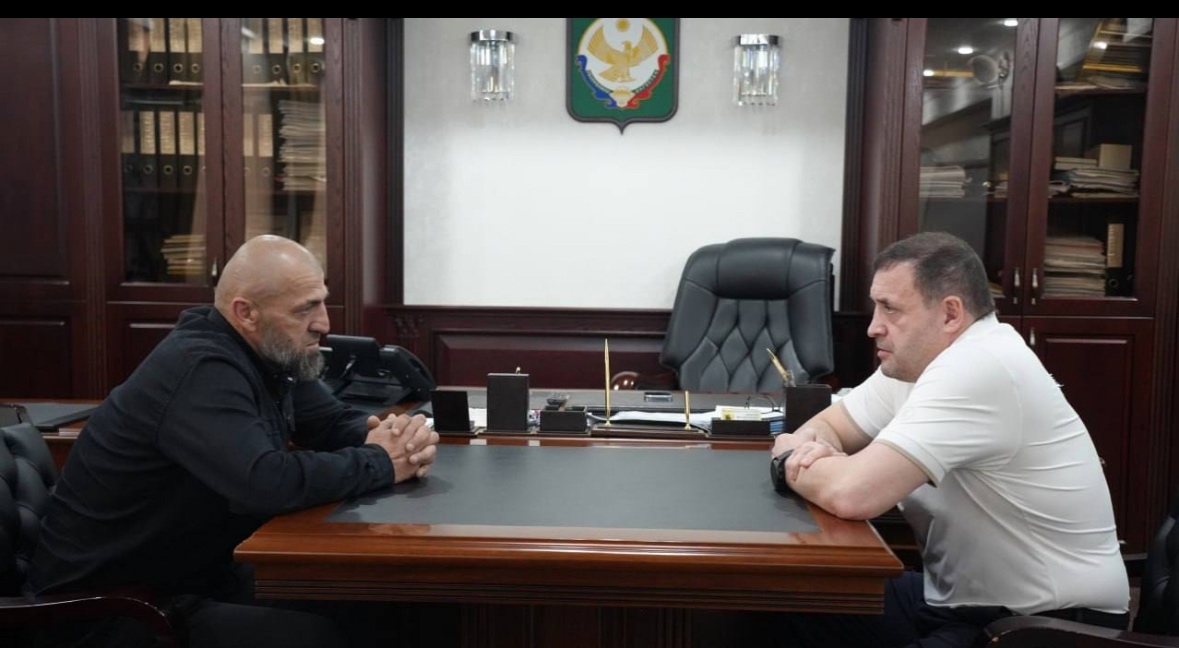 Глава Хасавюрта встретился с участником СВО Адилгере Адильбиевым