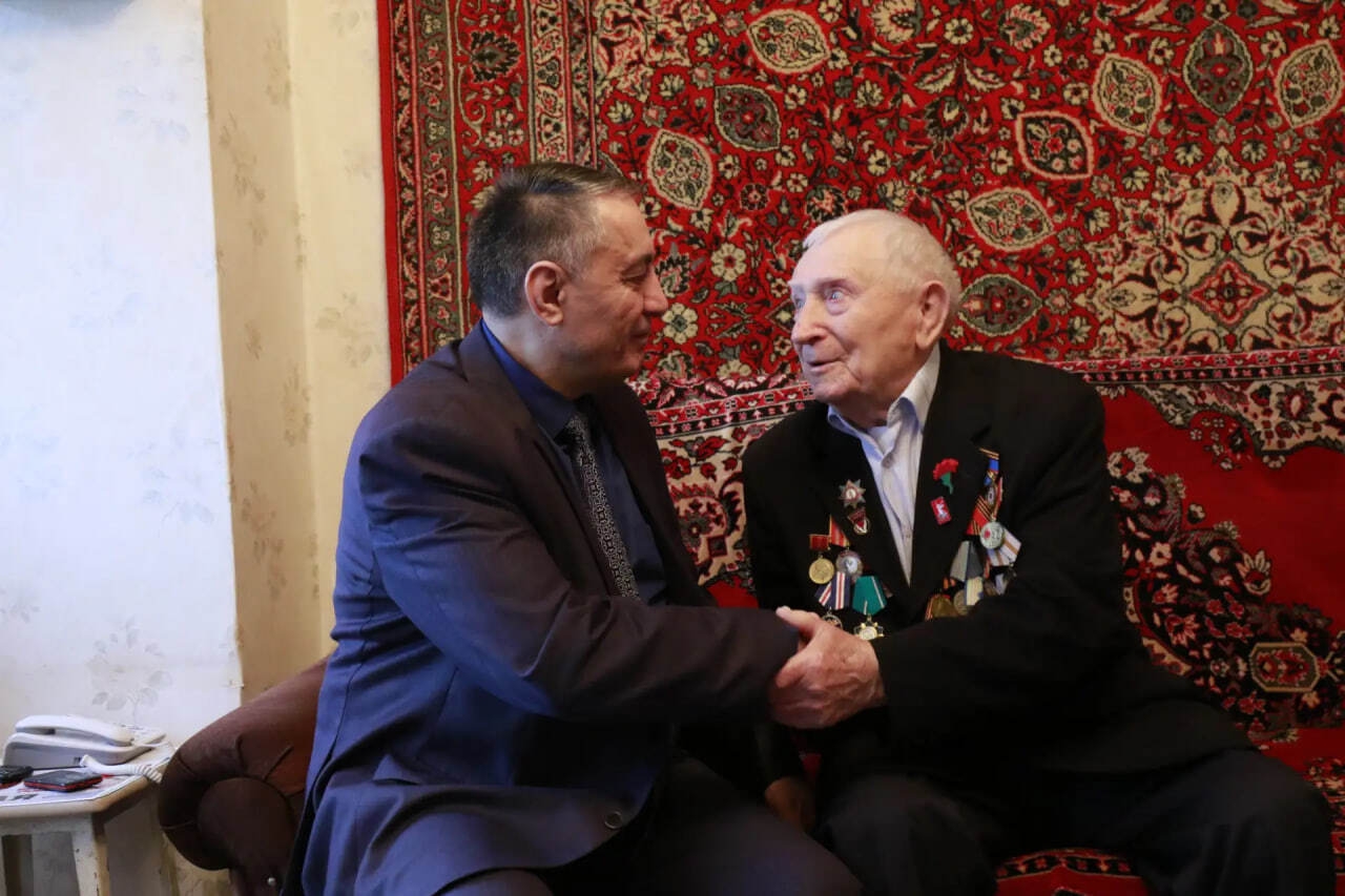 В День Героев Отечества заместитель Председателя Правительства Республики Дагестан Абдурахман Махмудов навестил и поздравил участника Великой Отечественной войны Юрия Антоновича Петрухина.