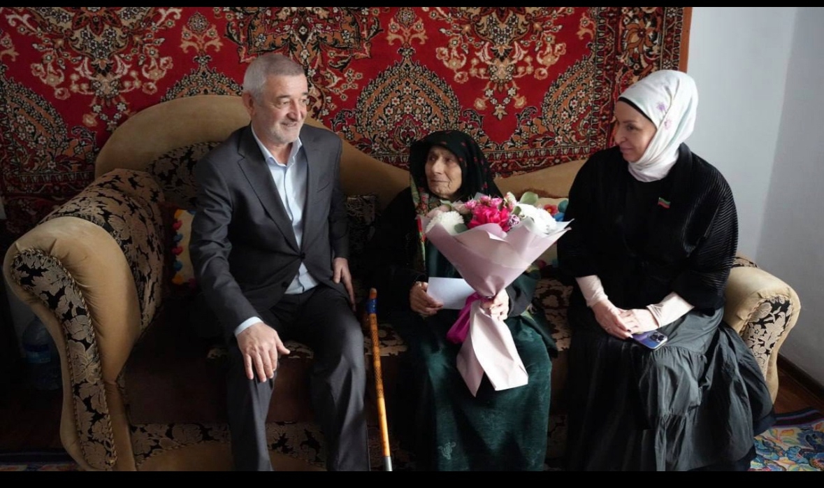 В Хасавюрте с Днём матери поздравили долгожительниц города и многодетных матерей