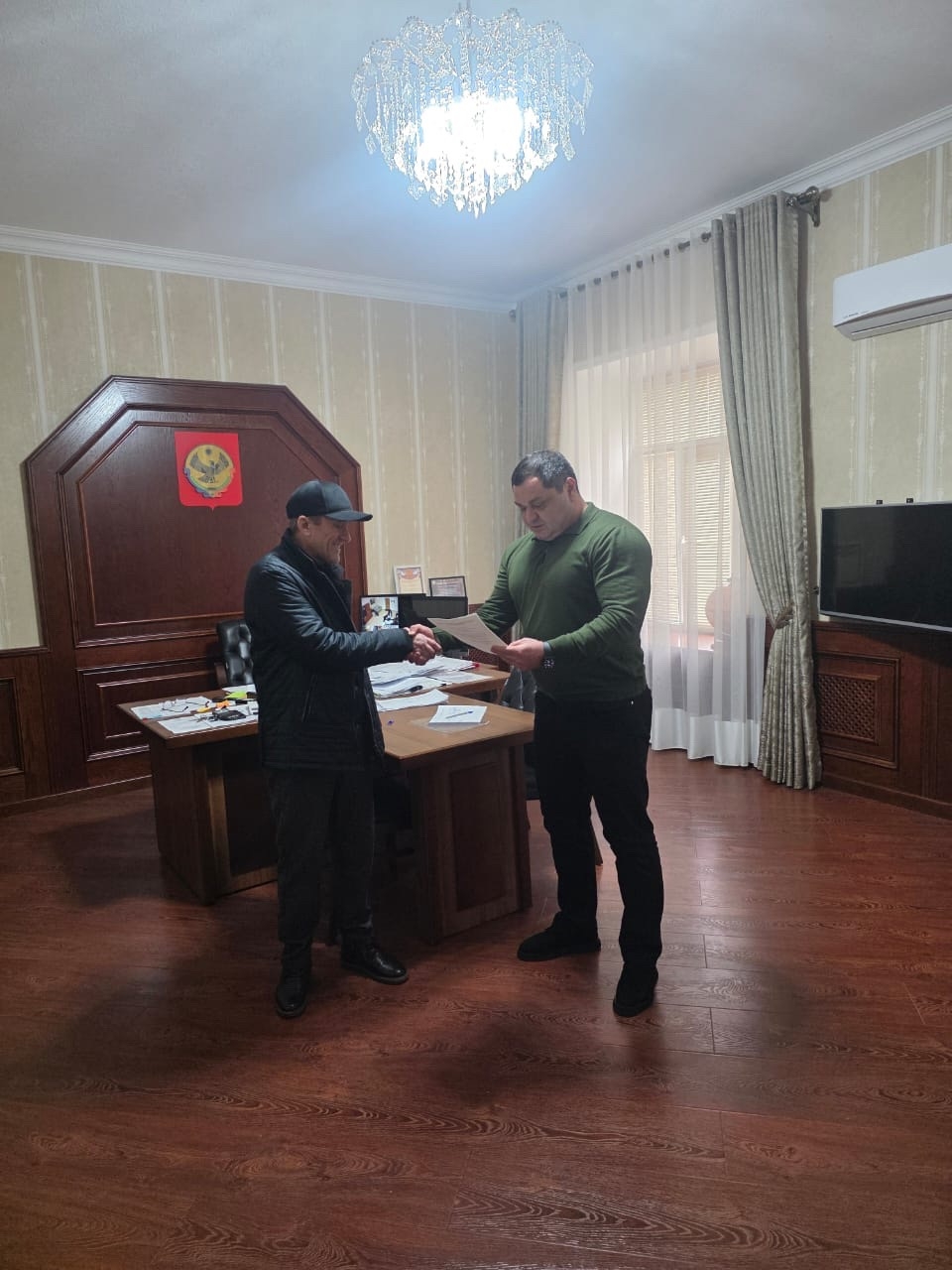 В Управлении социальной защиты населения состоялось знаковое событие — вручение жилищных сертификатов участникам боевых действий в Афганистане.