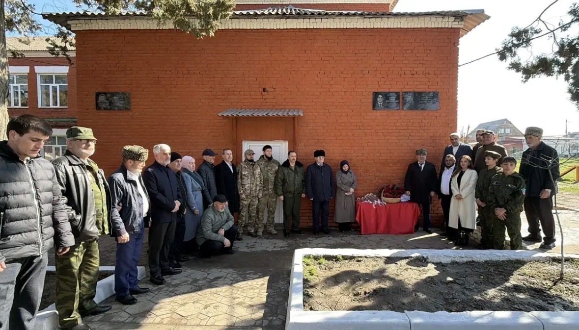 Память навсегда: в средней школе №3 открыли мемориальную доску выпускнику, погибшему на СВО